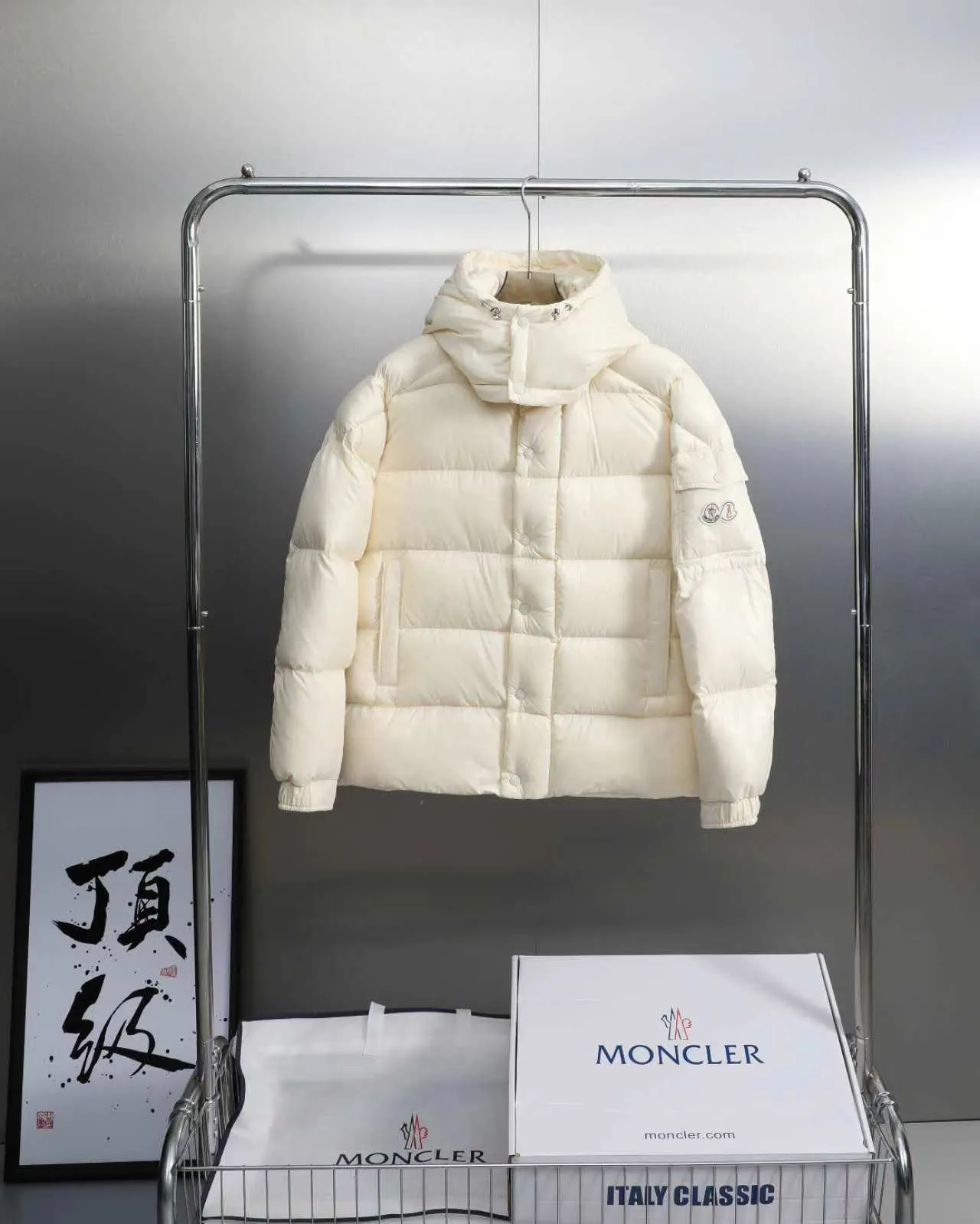 P390 Moncler/ 2026 70 、 。 DNA ， ， 。 Classic ， 、 。 Classic 70 。 Quality， 90 ，Premium Quality ， ，Black ！ Sizes M-3XL